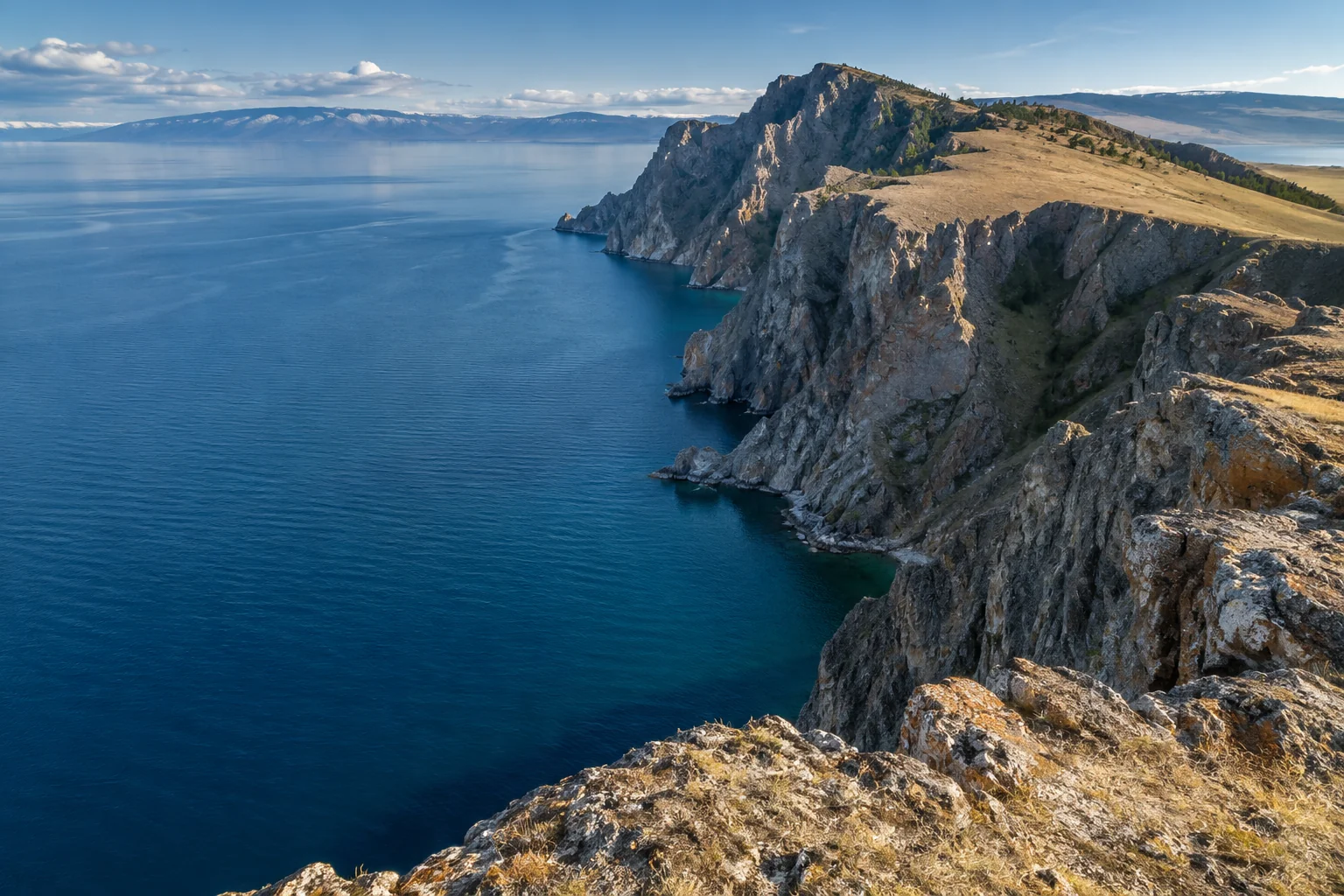 Панорама летнего Байкала и острова Ольхон