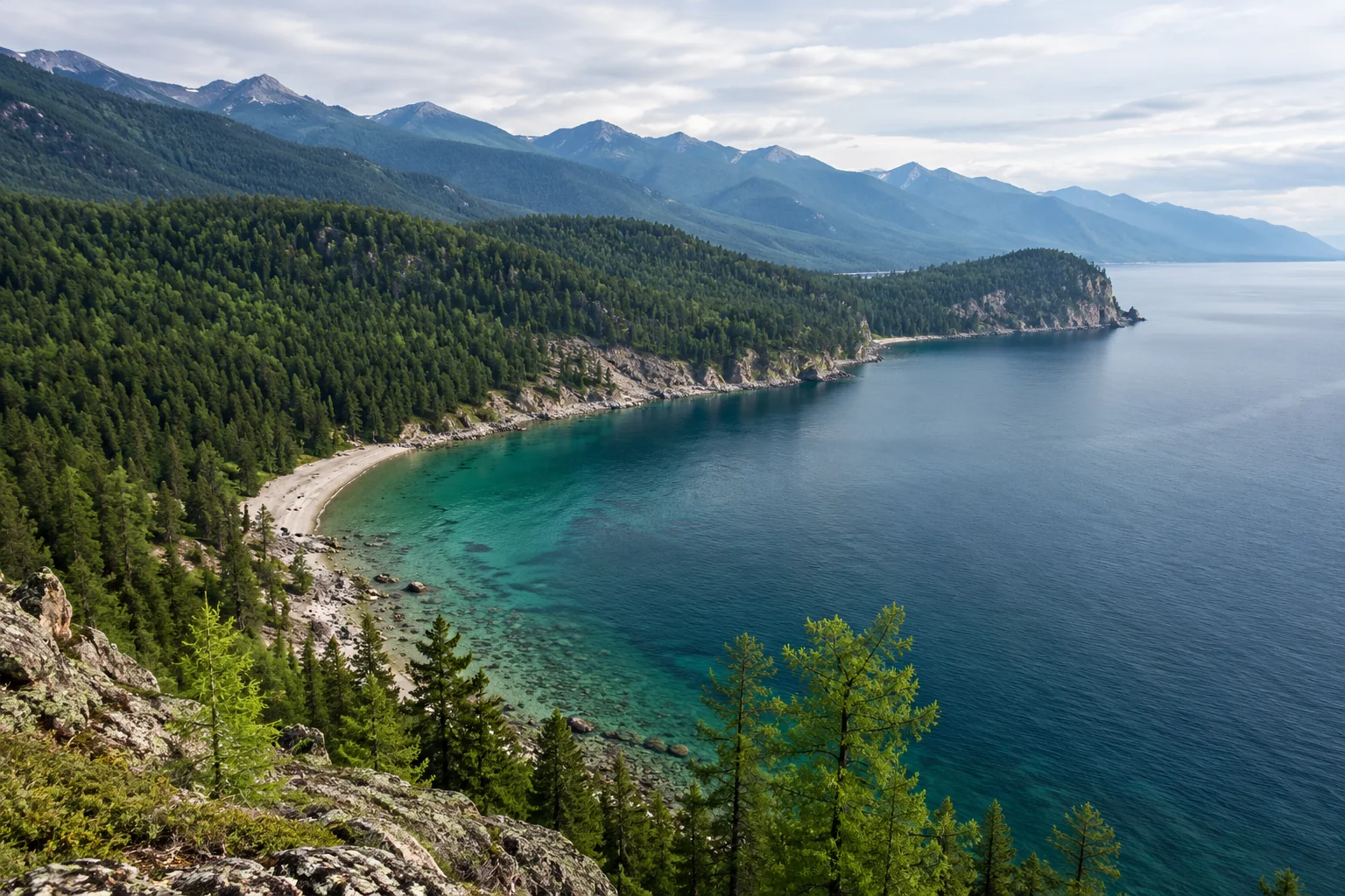 Прозрачная вода Байкала у берега
